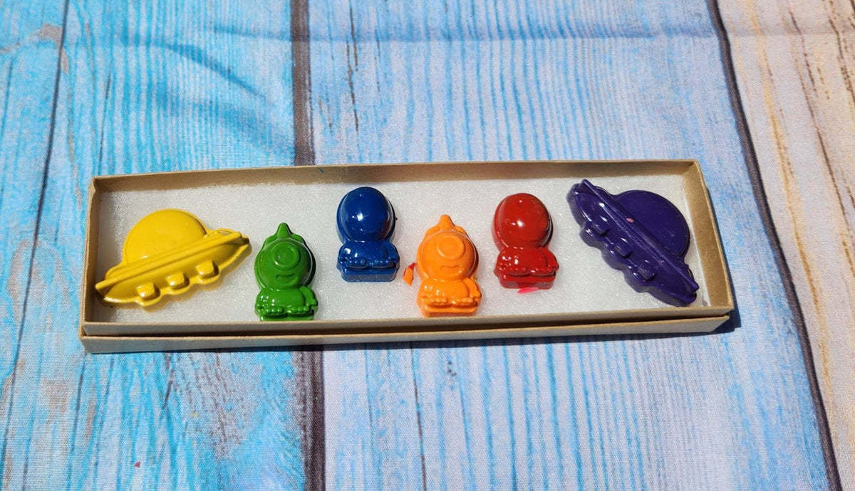 Personalized Crayon Names, Party Favors, outer space, aliens. Space themed crayons
