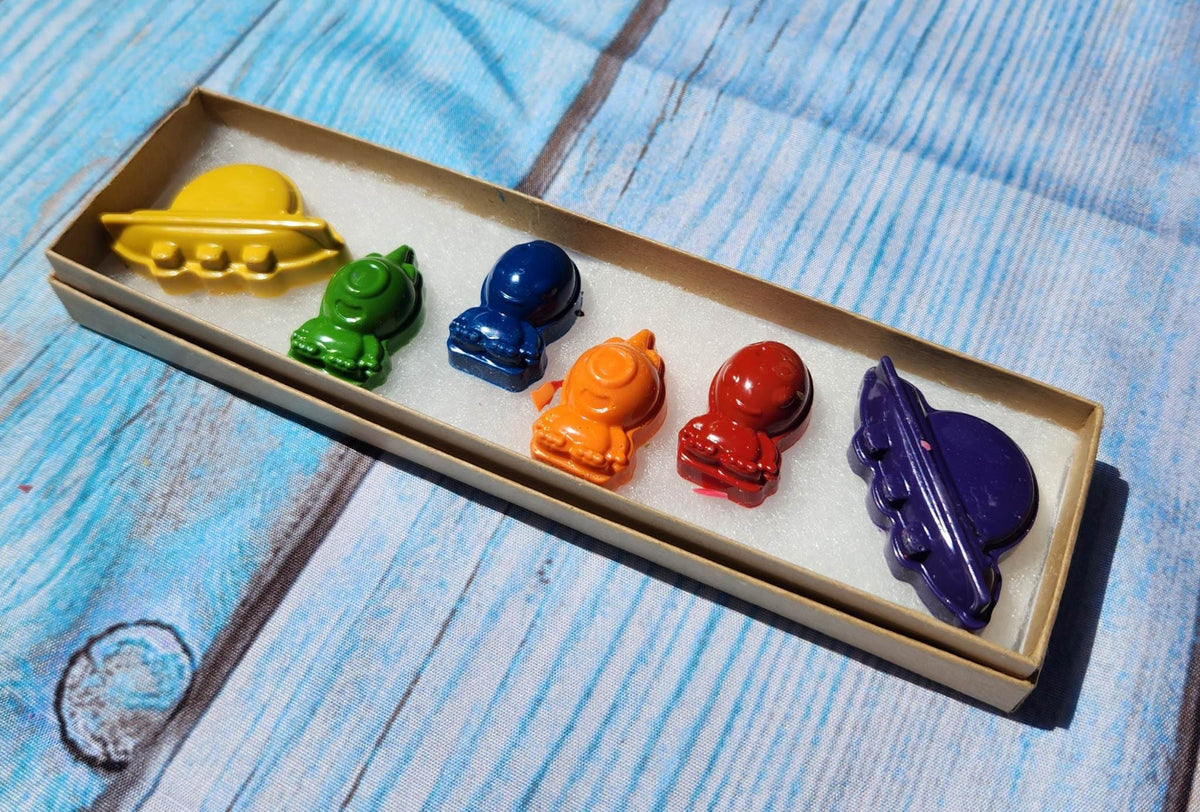 Personalized Crayon Names, Party Favors, outer space, aliens. Space themed crayons