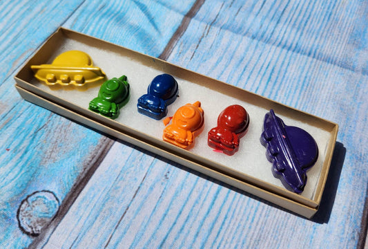 Personalized Crayon Names, Party Favors, outer space, aliens. Space themed crayons